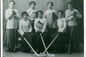 1911 Hockey (Women) Sports Photo