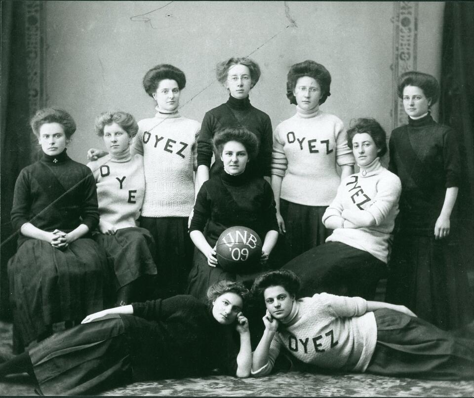 1909 Basketball (Women) Sports Photo